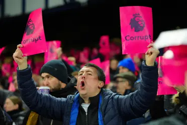 Everton fans have protested against the ten-point penalty imposed by the Premier League in the duel against Manchester United at Goodison Park.