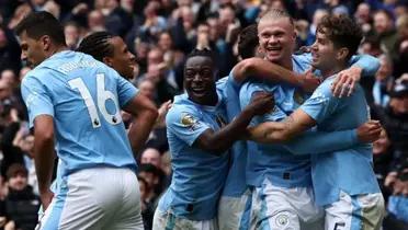 Manchester City took the Premier League's leadership after achieving a great 2-0 win against Everton