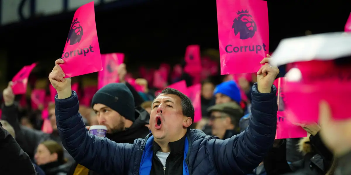 Everton fans have protested against the ten-point penalty imposed by the Premier League in the duel against Manchester United at Goodison Park.