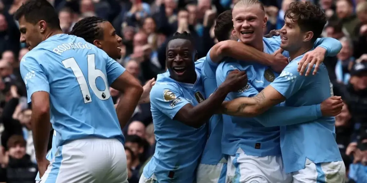 Manchester City took the Premier League's leadership after achieving a great 2-0 win against Everton